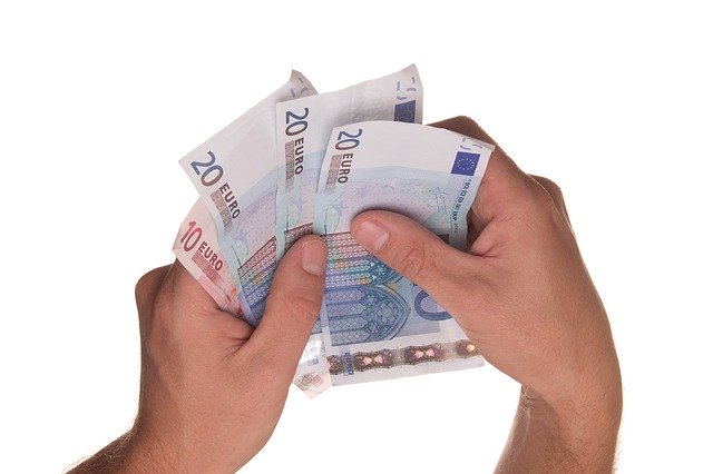 plik euro w rękach